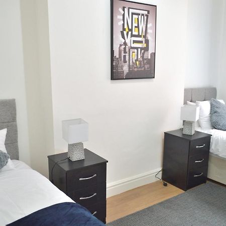Beautiful Two-Bed Apartment With Driveway Parking Nottingham Buitenkant foto