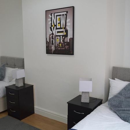 Beautiful Two-Bed Apartment With Driveway Parking Nottingham Buitenkant foto