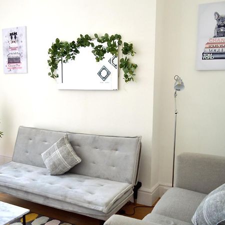 Beautiful Two-Bed Apartment With Driveway Parking Nottingham Buitenkant foto