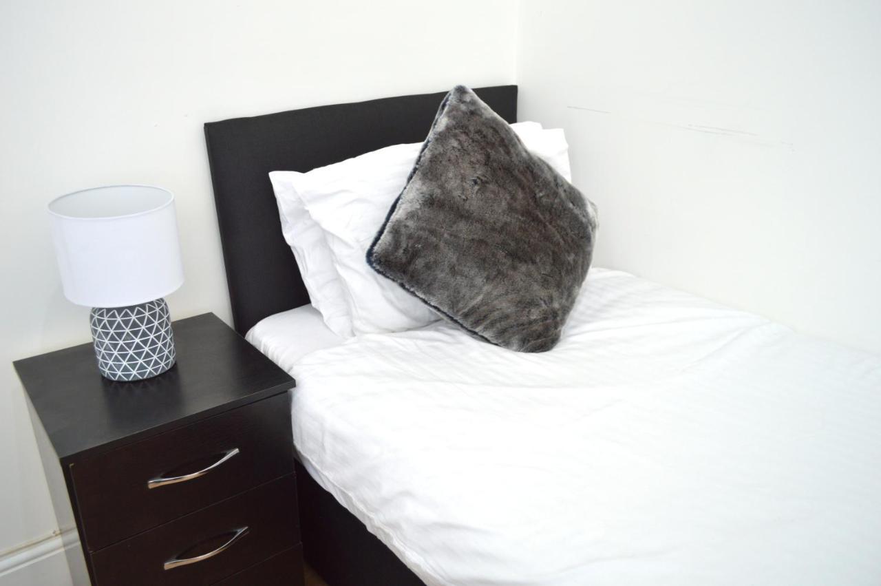 Beautiful Two-Bed Apartment With Driveway Parking Nottingham Buitenkant foto