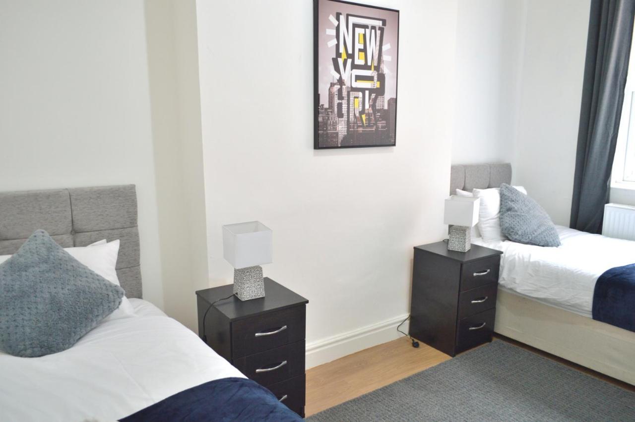 Beautiful Two-Bed Apartment With Driveway Parking Nottingham Buitenkant foto