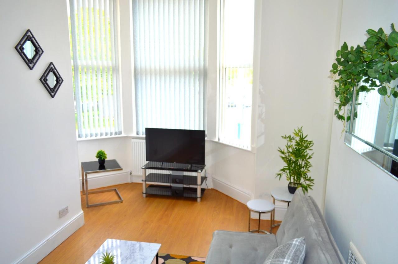 Beautiful Two-Bed Apartment With Driveway Parking Nottingham Buitenkant foto