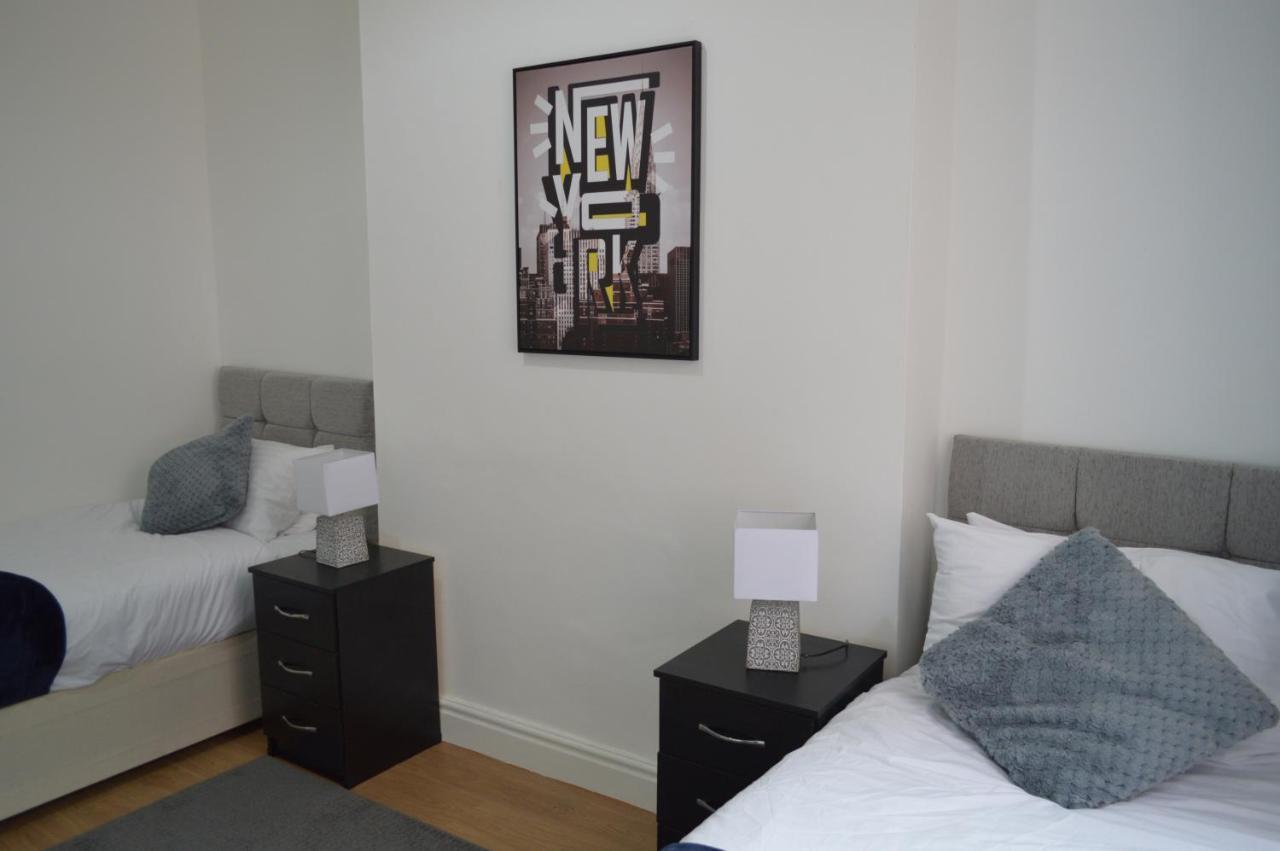 Beautiful Two-Bed Apartment With Driveway Parking Nottingham Buitenkant foto