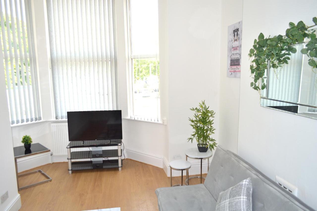 Beautiful Two-Bed Apartment With Driveway Parking Nottingham Buitenkant foto