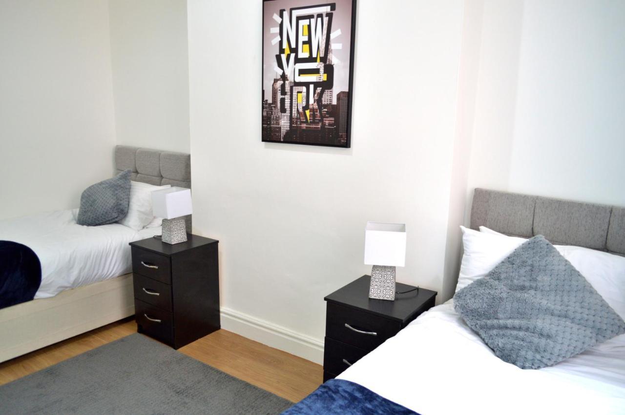 Beautiful Two-Bed Apartment With Driveway Parking Nottingham Buitenkant foto