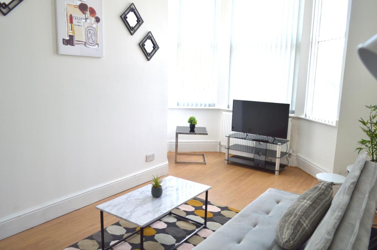 Beautiful Two-Bed Apartment With Driveway Parking Nottingham Buitenkant foto