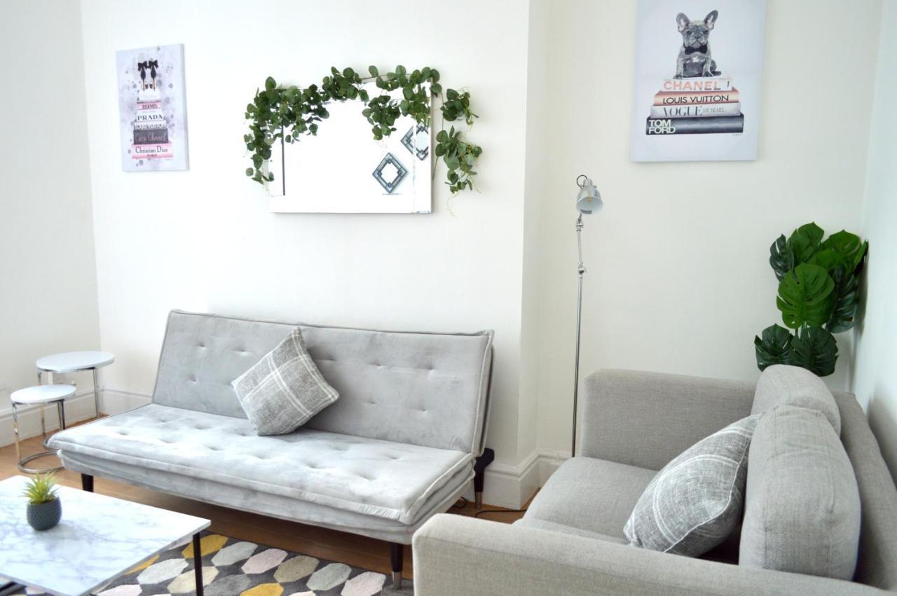 Beautiful Two-Bed Apartment With Driveway Parking Nottingham Buitenkant foto