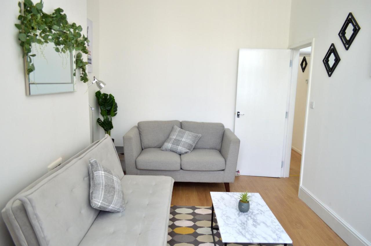 Beautiful Two-Bed Apartment With Driveway Parking Nottingham Buitenkant foto