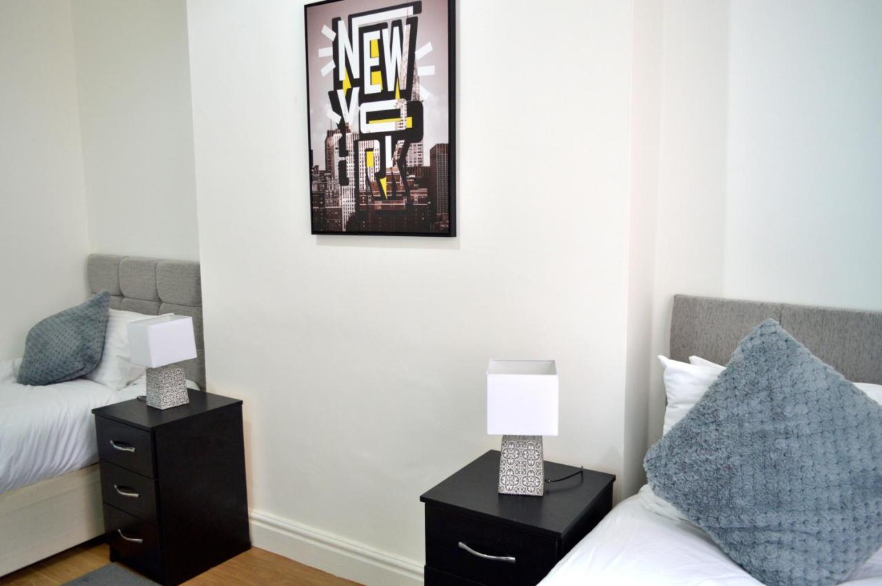 Beautiful Two-Bed Apartment With Driveway Parking Nottingham Buitenkant foto