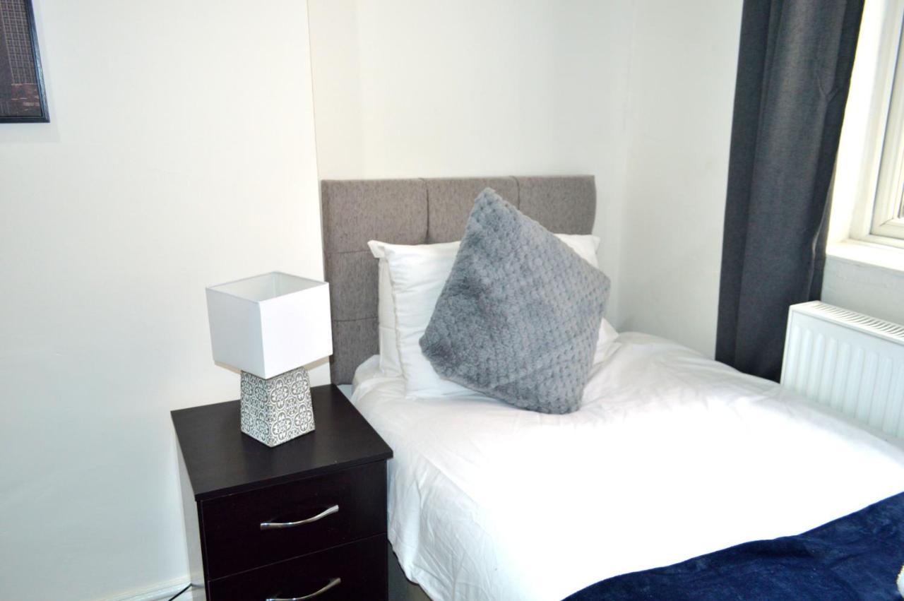 Beautiful Two-Bed Apartment With Driveway Parking Nottingham Buitenkant foto