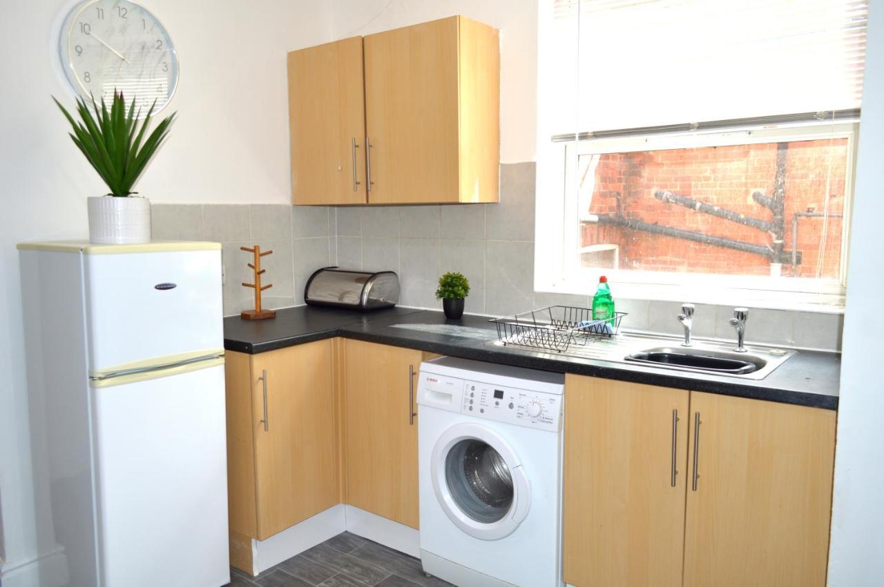Beautiful Two-Bed Apartment With Driveway Parking Nottingham Buitenkant foto