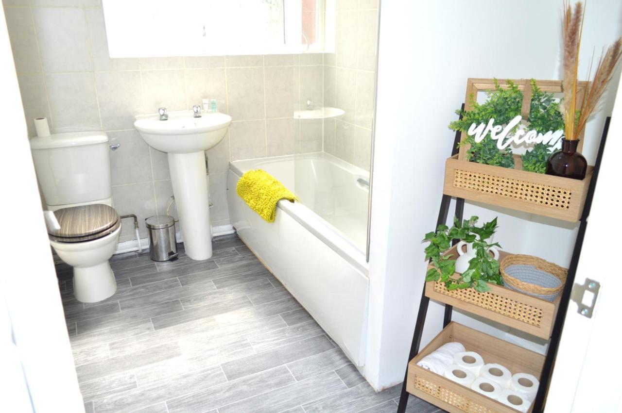 Beautiful Two-Bed Apartment With Driveway Parking Nottingham Buitenkant foto