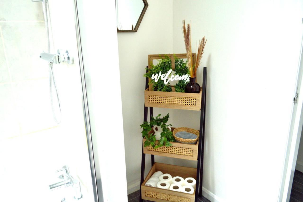 Beautiful Two-Bed Apartment With Driveway Parking Nottingham Buitenkant foto