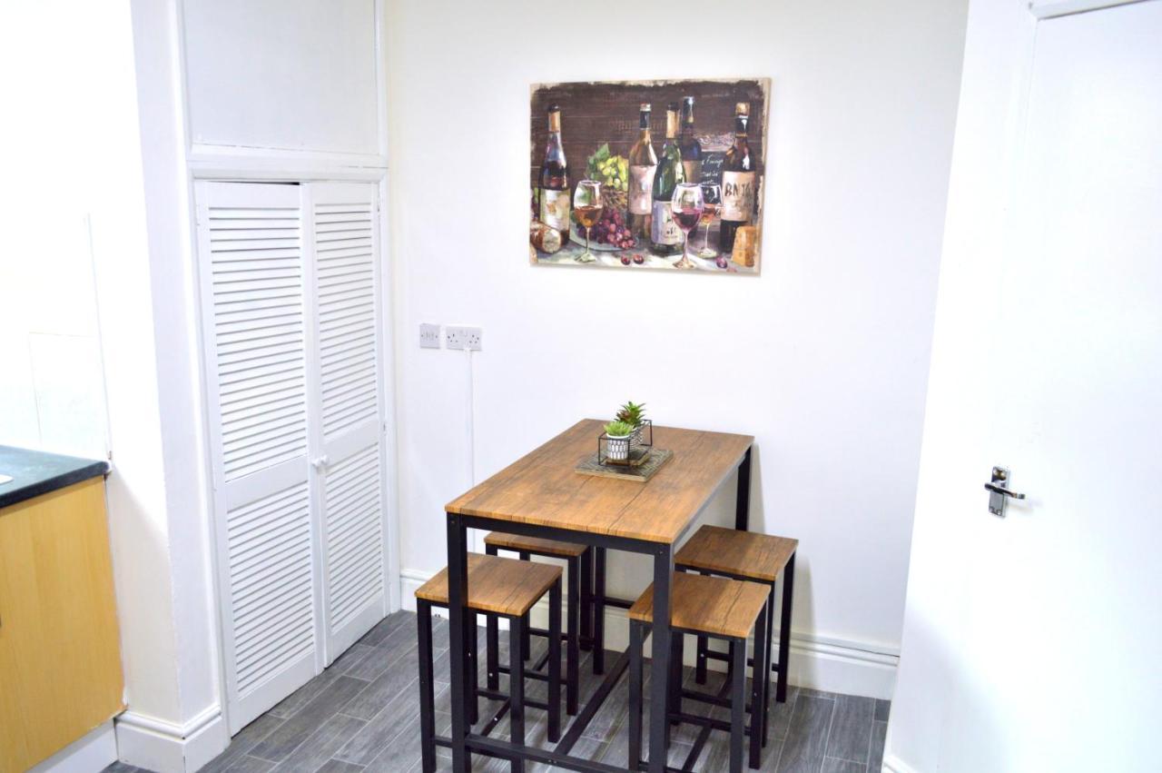 Beautiful Two-Bed Apartment With Driveway Parking Nottingham Buitenkant foto