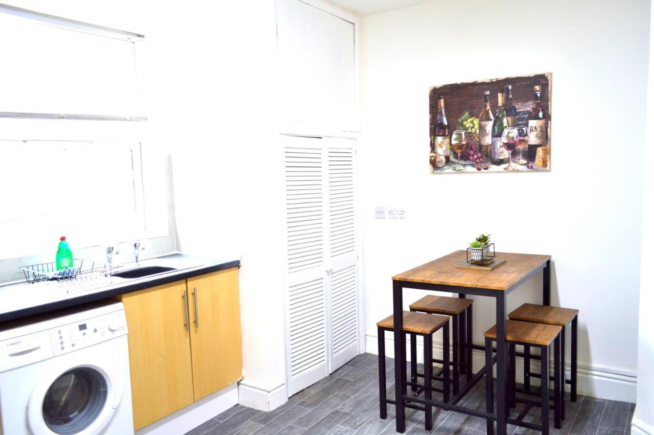 Beautiful Two-Bed Apartment With Driveway Parking Nottingham Buitenkant foto