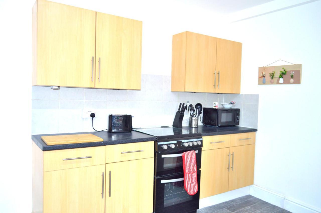 Beautiful Two-Bed Apartment With Driveway Parking Nottingham Buitenkant foto
