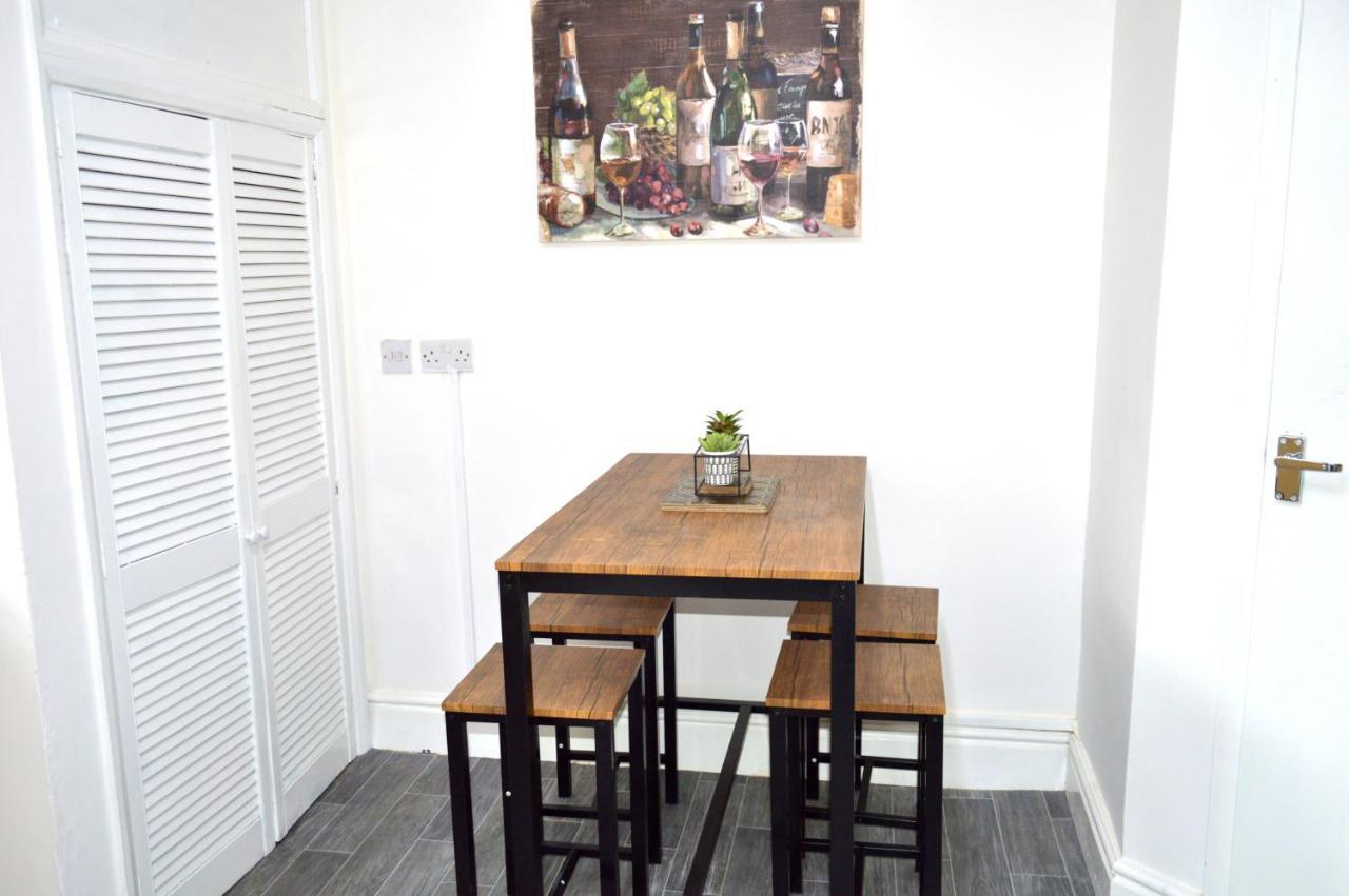 Beautiful Two-Bed Apartment With Driveway Parking Nottingham Buitenkant foto