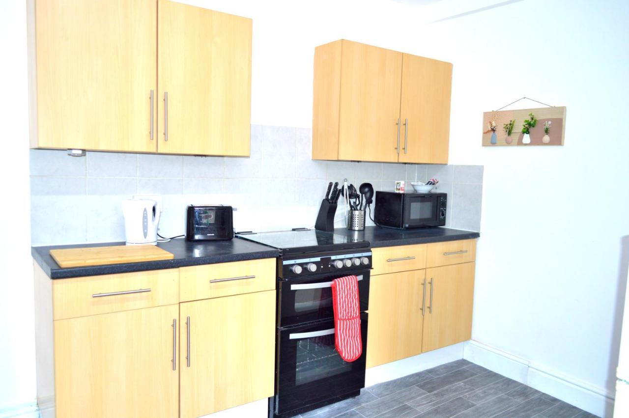 Beautiful Two-Bed Apartment With Driveway Parking Nottingham Buitenkant foto